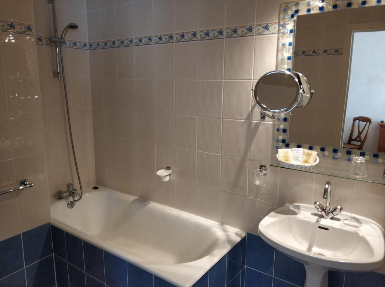 Logis Hotel Calisola Besancon - Soiree Etape Chalezeule المظهر الخارجي الصورة